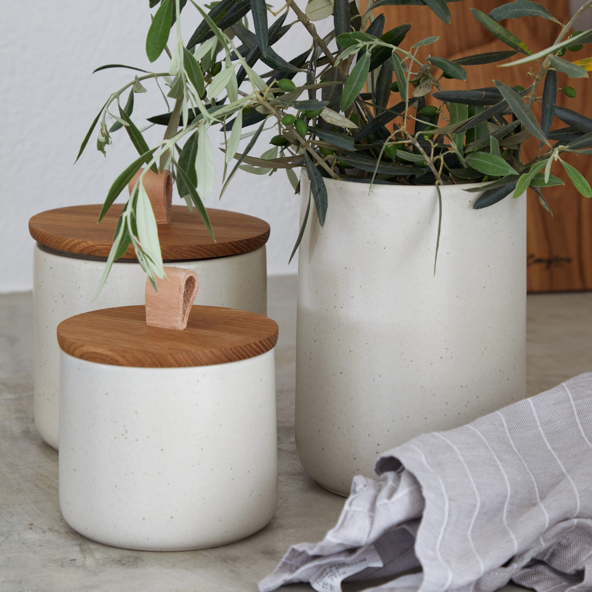 Canister Pacifica with Oak Wood Lid