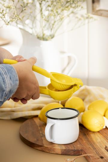 Lemon Squeezer in Yellow